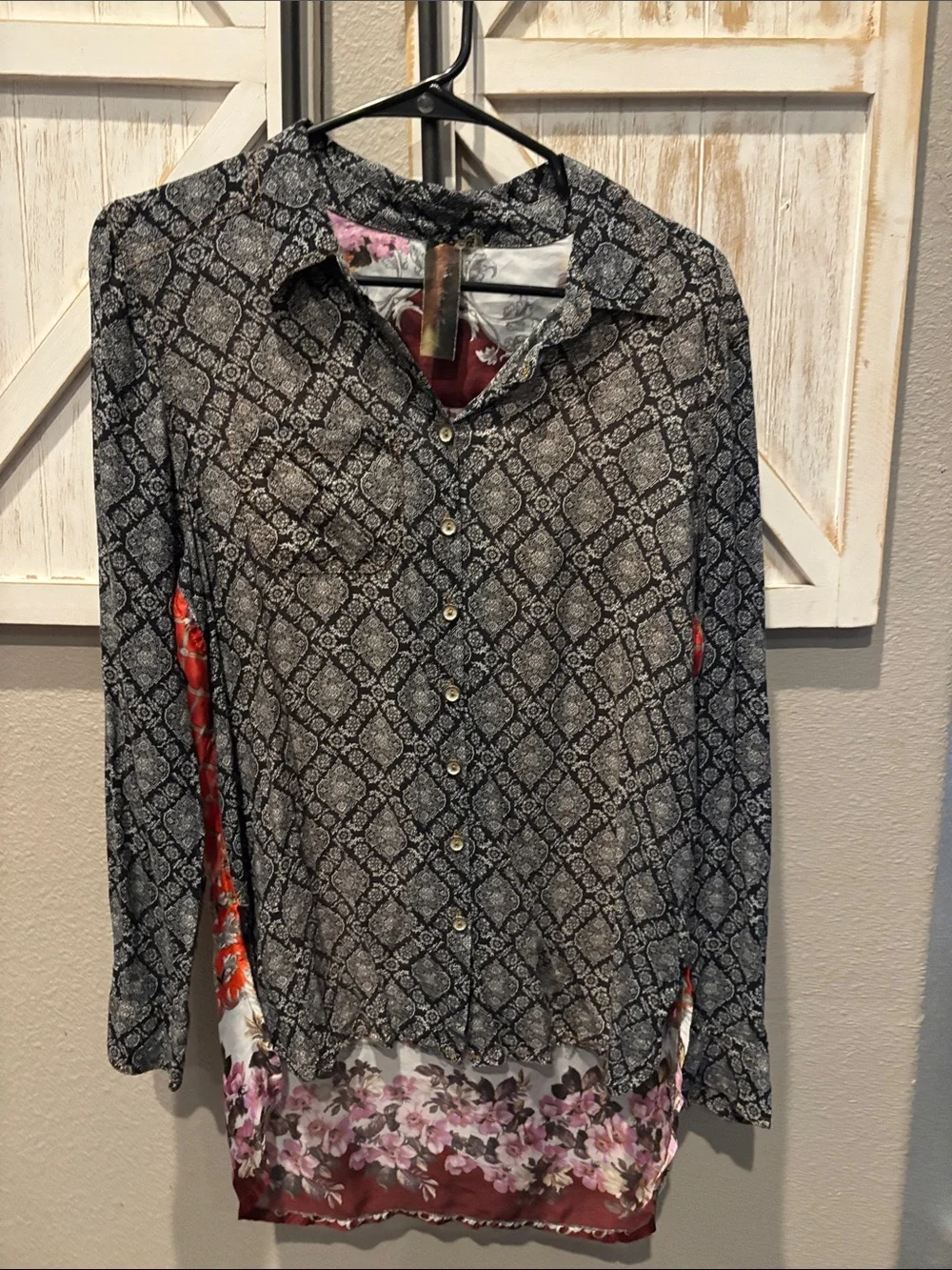 Aratta Printed Long-Sleeve Button-Up Tunic Top in Black and Maroon ptp 22 - Picture 2 of 5